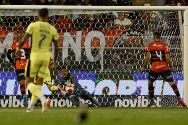Fã de Marcos, goleiro do Ituano ganha camisa de Cássio após triunfo sobre Corinthians e brinca: 