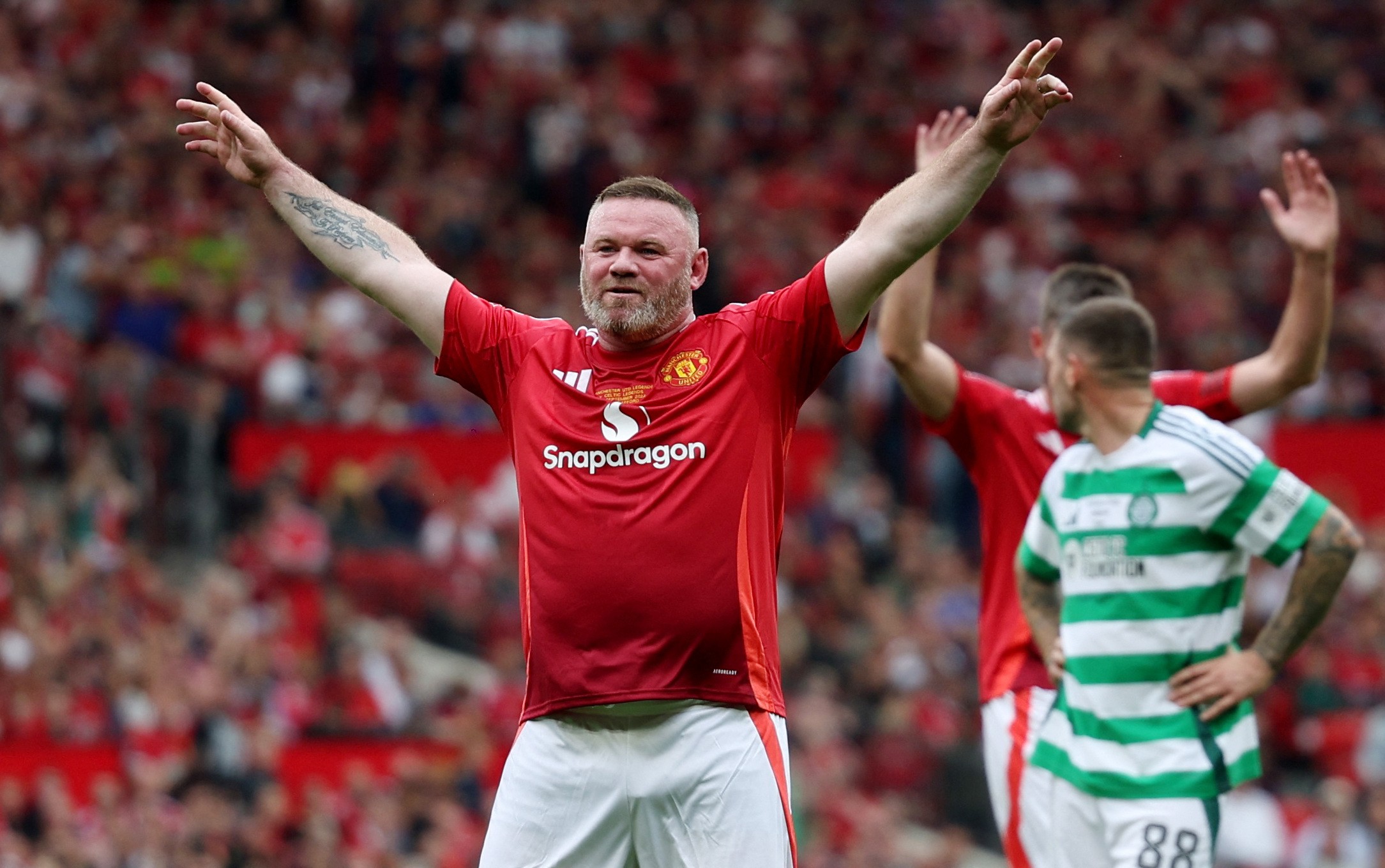 Rooney faz golaço de falta em jogo das Lendas do Manchester United | Ge