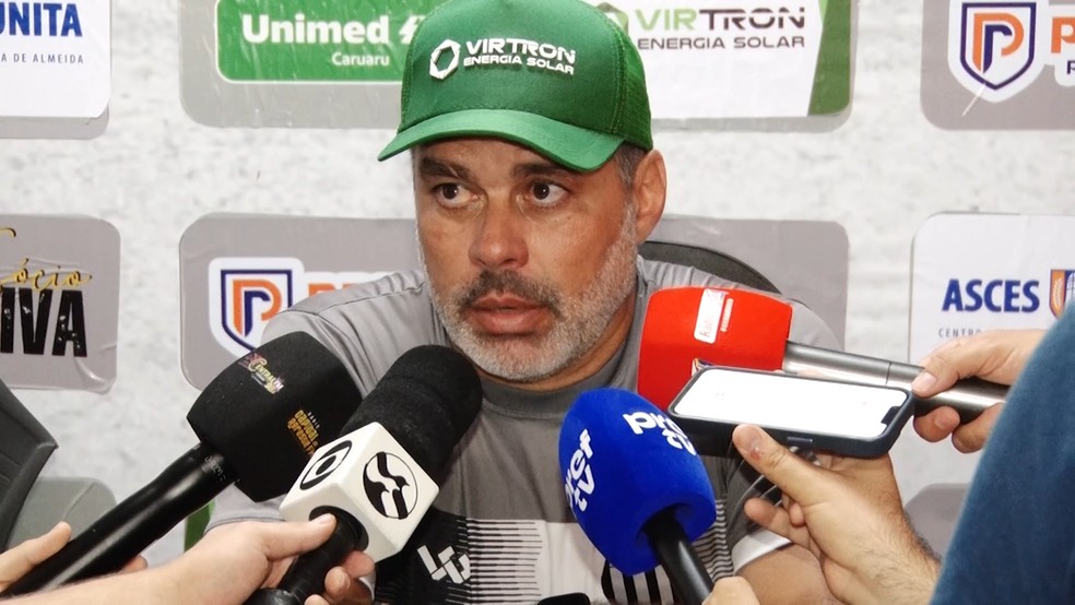 Coletiva de imprensa de Leandro Sena