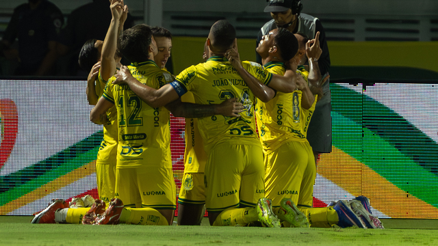 Mirassol comemora gol contra o Corinthians