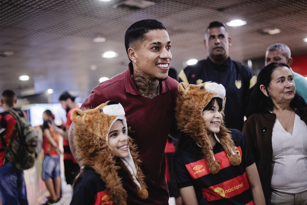 Matheusinho, atacante do Sport, sendo recebido por torcedores após primeira vitória no Brasileiro — Foto: Paulo Paiva/SCR