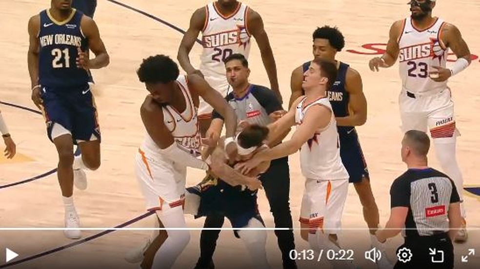 Jose Alvarado e Mark Williams trocam tapas em Phoenix Suns x New Orleans Pelicans — Foto: Reprodução/X