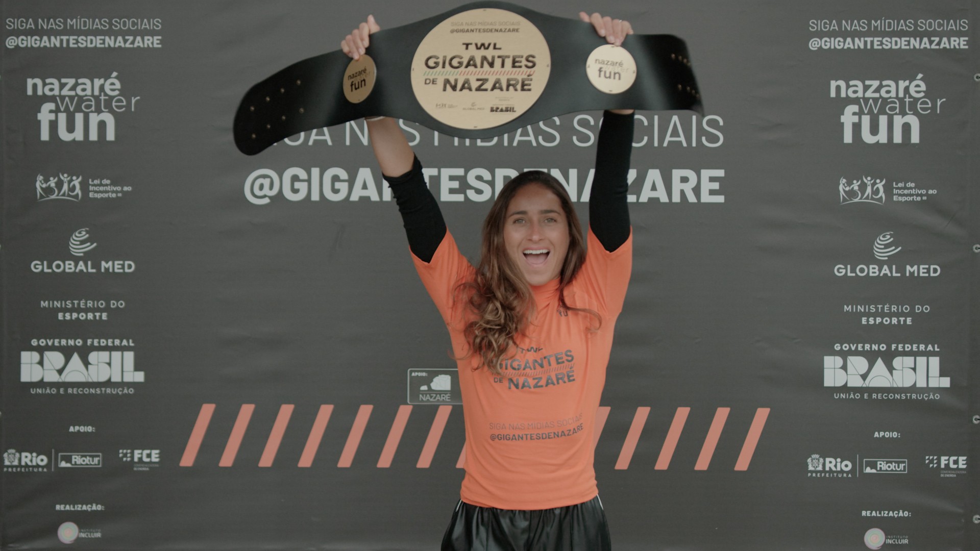 Michelle des Bouillons surfando em Nazaré, com onda de quase 25 metros.