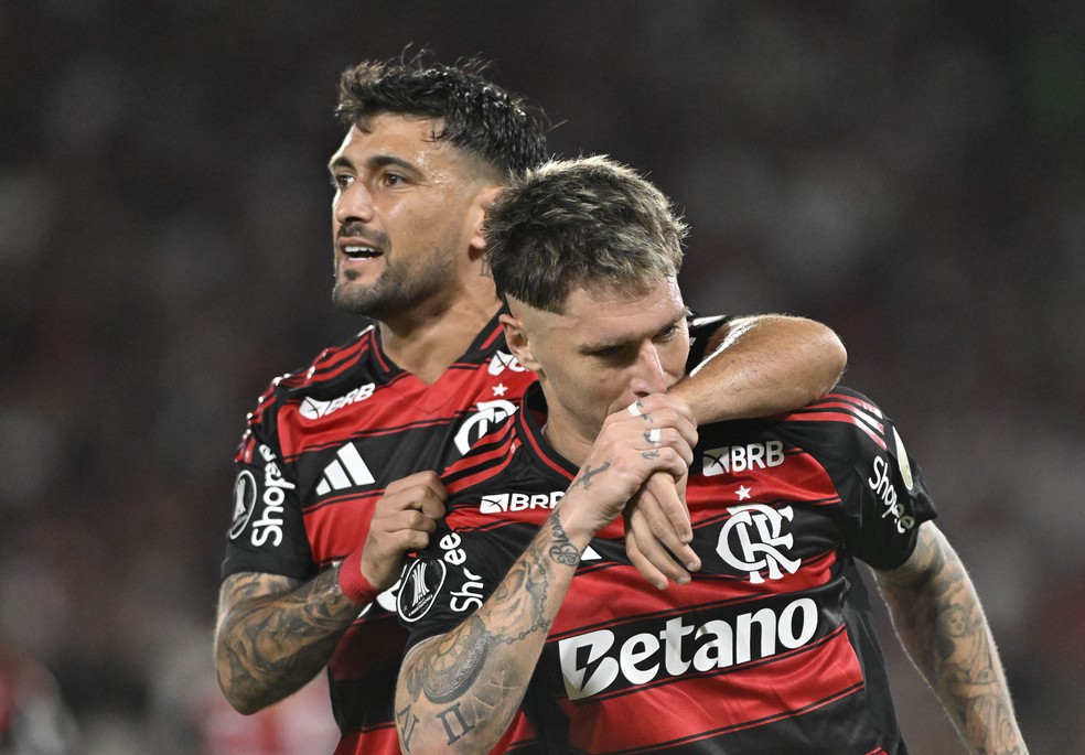 Varela e Arrascaeta na comemorao do gol em Flamengo x Estudiantes  Foto: Andr Duro/ge