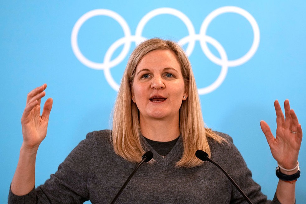 Kirsty Coventry afirma que testagem de gênero valerá para atletas de todas as idades em competições oficiais do COI — Foto: Luca Bruno - Pool /Getty Images