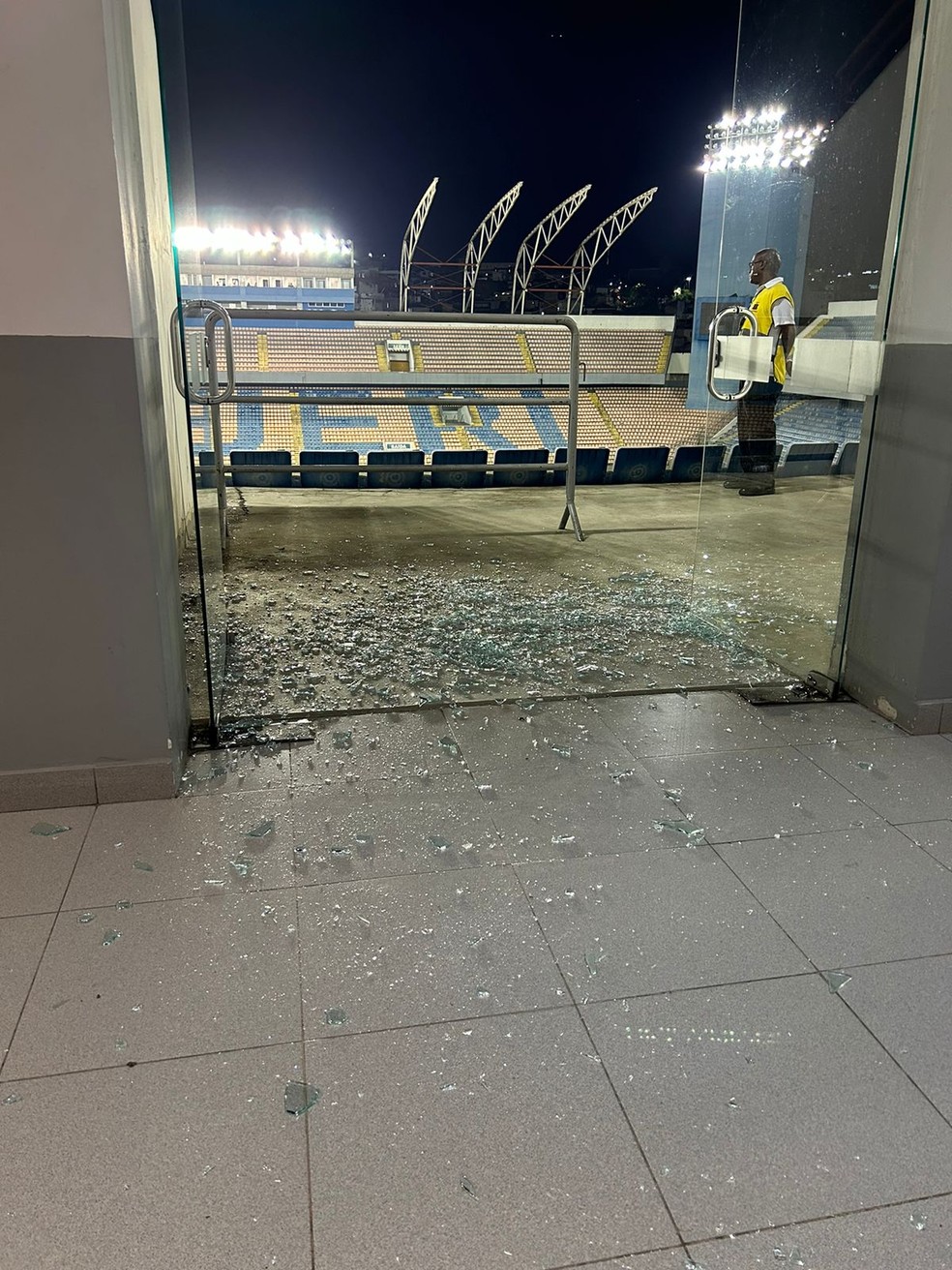 Vidro quebrado em camarote da Arena Barueri após Palmeiras x Corinthians — Foto: Arquivo Pessoal