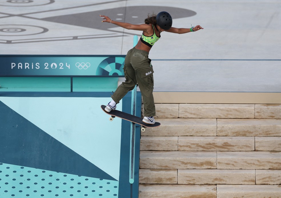 Rayssa Leal na final do skate street feminino em Paris — Foto: REUTERS/Pilar Olivares