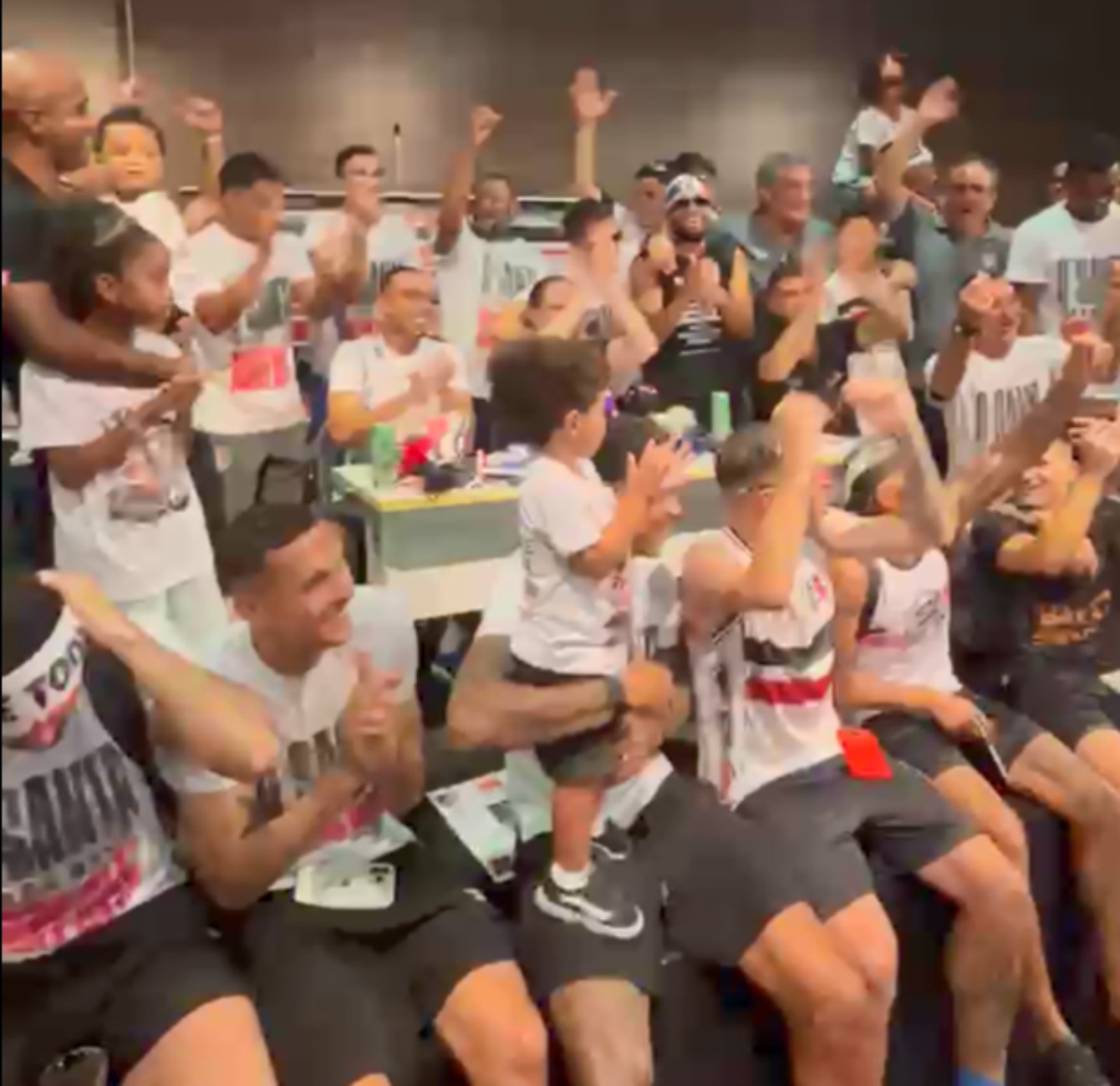 "Hoje o presidente pagou": atletas do Santa vibram com acesso à Série B e pagamento de atrasados