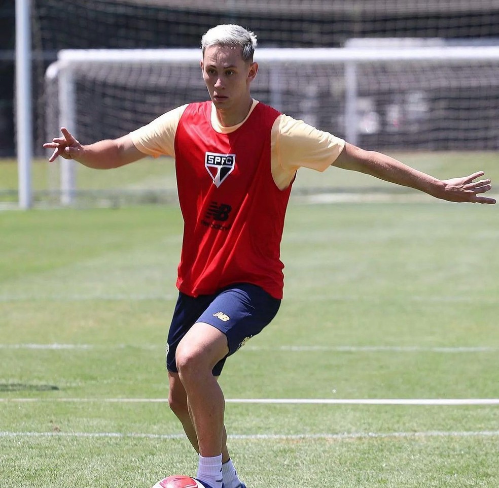 Patryck Lanza em treino do São Paulo — Foto: Rubens Chiri/saopaulo.net