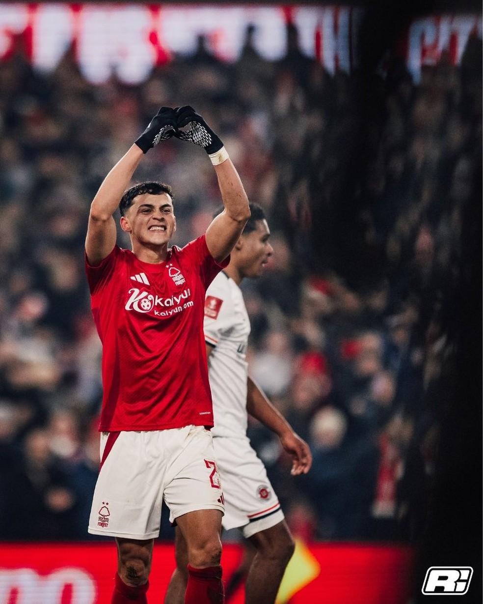 Ramon Sosa em ao pelo Nottingham Forest  Foto: Divulgao