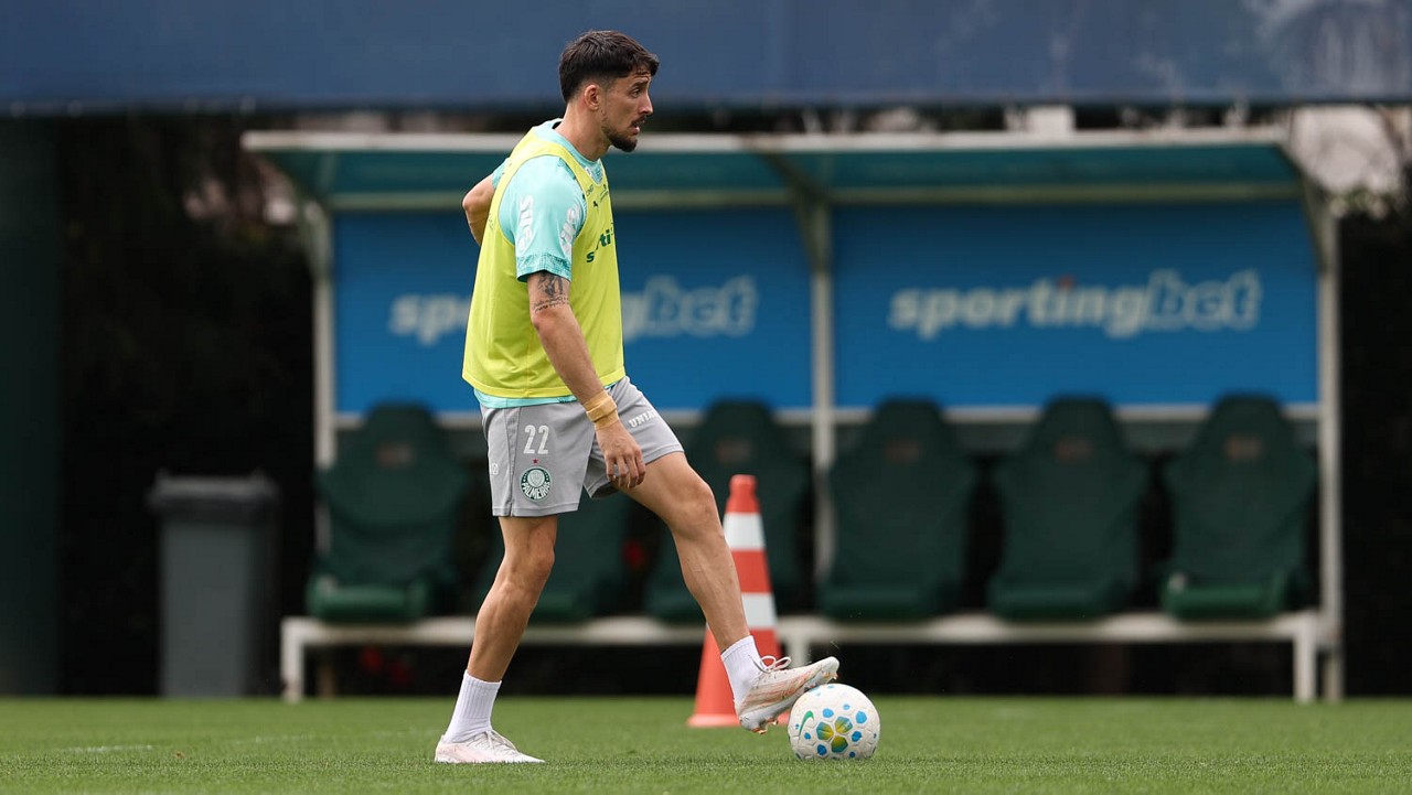Arias, Piquerez e Barboza participam de parte do treino do Palmeiras