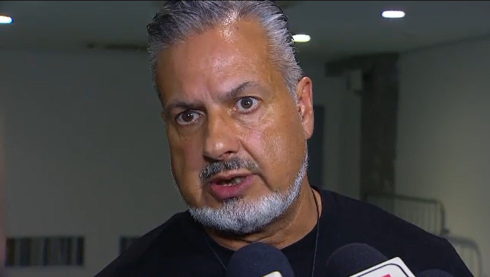 José Boto, diretor de futebol do Flamengo, expressa sua insatisfação com a arbitragem.