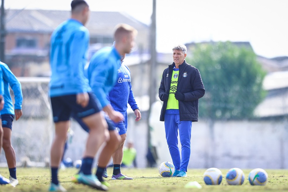 Renato Portaluppi, técnico do Grêmio, comanda treino no CT do Coritiba — Foto: Lucas Uebel/Grêmio