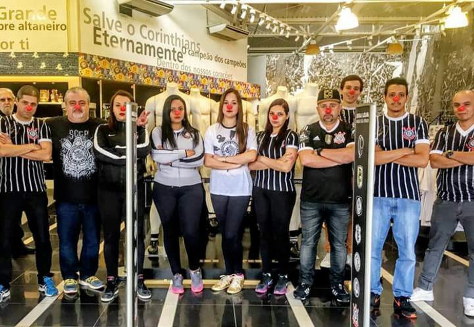 Loja do Parque São Jorge protesta pela falta de camisas oficiais do  Corinthians, corinthians