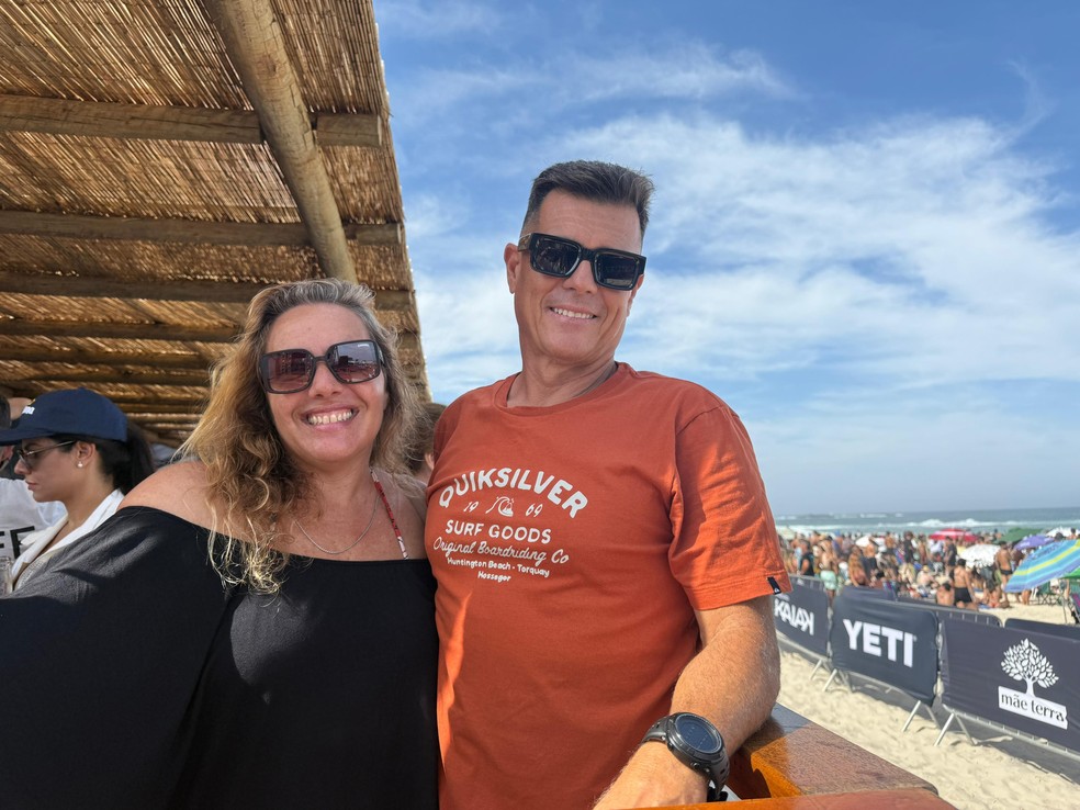 Fabio Nunes e Lilian Klaussner acompanham o surfista Gabriel Klaussner em Saquarema — Foto: Winne Fernandes