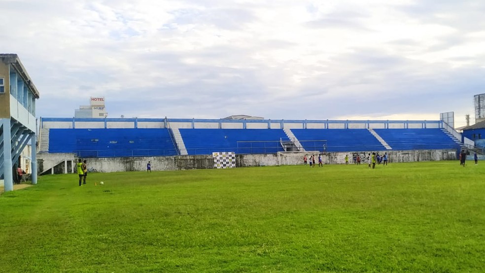 Arquibancada liberada do est&aacute;dio Sernamby &mdash; Foto: AA S&atilde;o Mateus