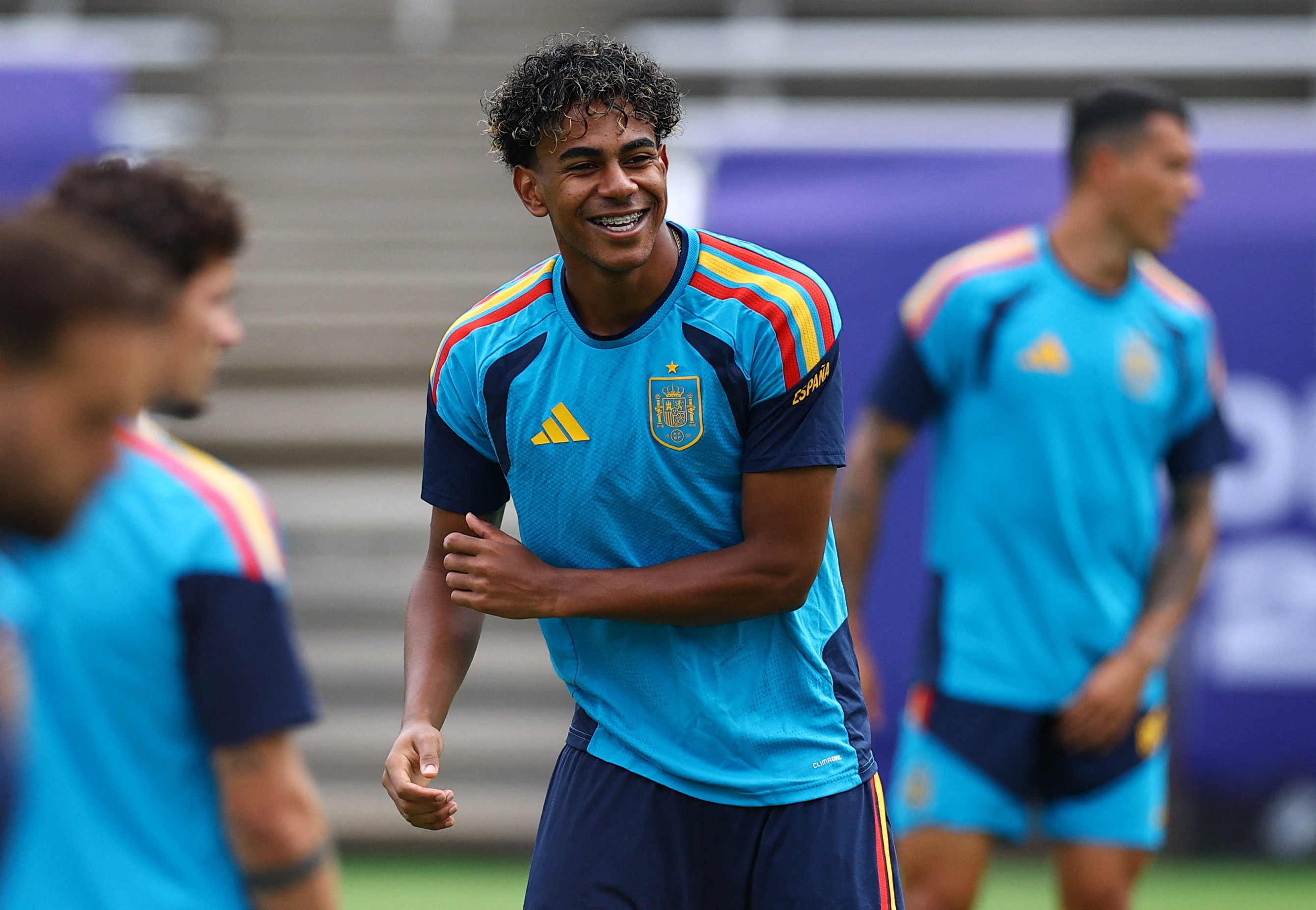 Aniversariantes do dia, Yamal e Victor Muñoz passam por trote no treino da Espanha