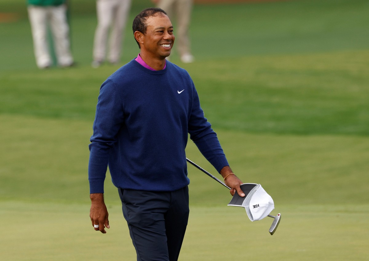 Astro do golfe, Tiger Woods sofre grave acidente de carro e é internado ·  Notícias da TV