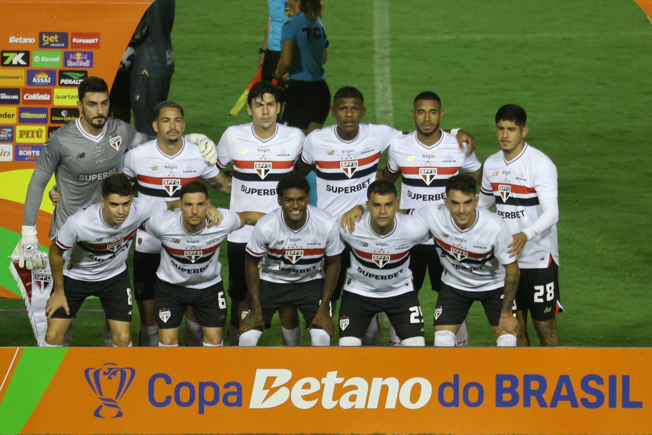 São Paulo brilha com Oscar no meio e Luciano como o decisivo