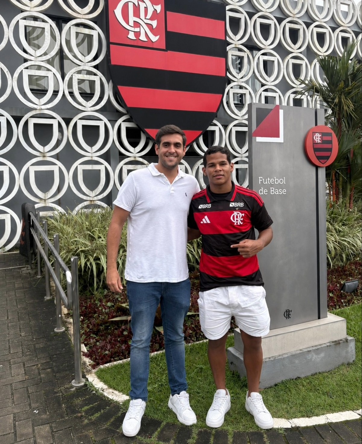 Joia do QFC assina contrato de formação com o Flamengo