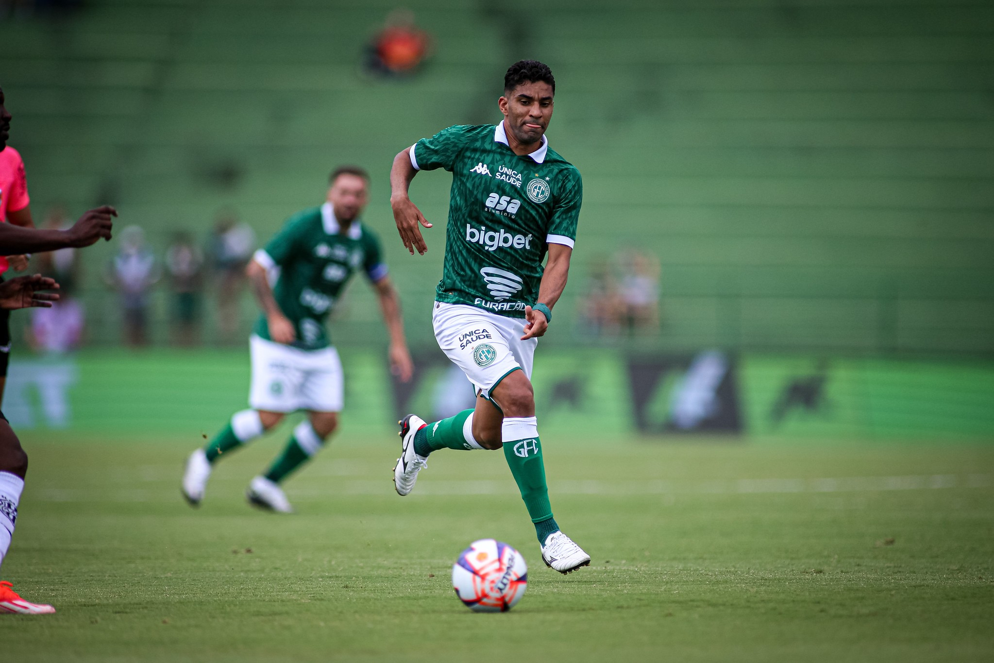 Em destaque: Justiça libera meia de contrato com o Guarani por falta de pagamentos
