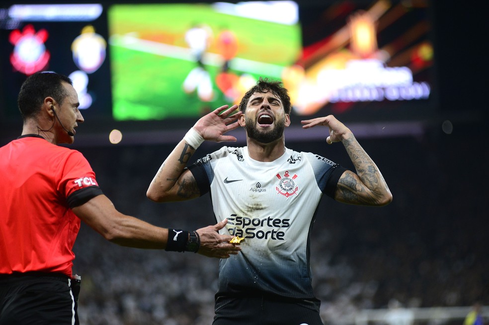 Yuri Alberto comemora gol anotado em Itaquera — Foto: Marcos Ribolli