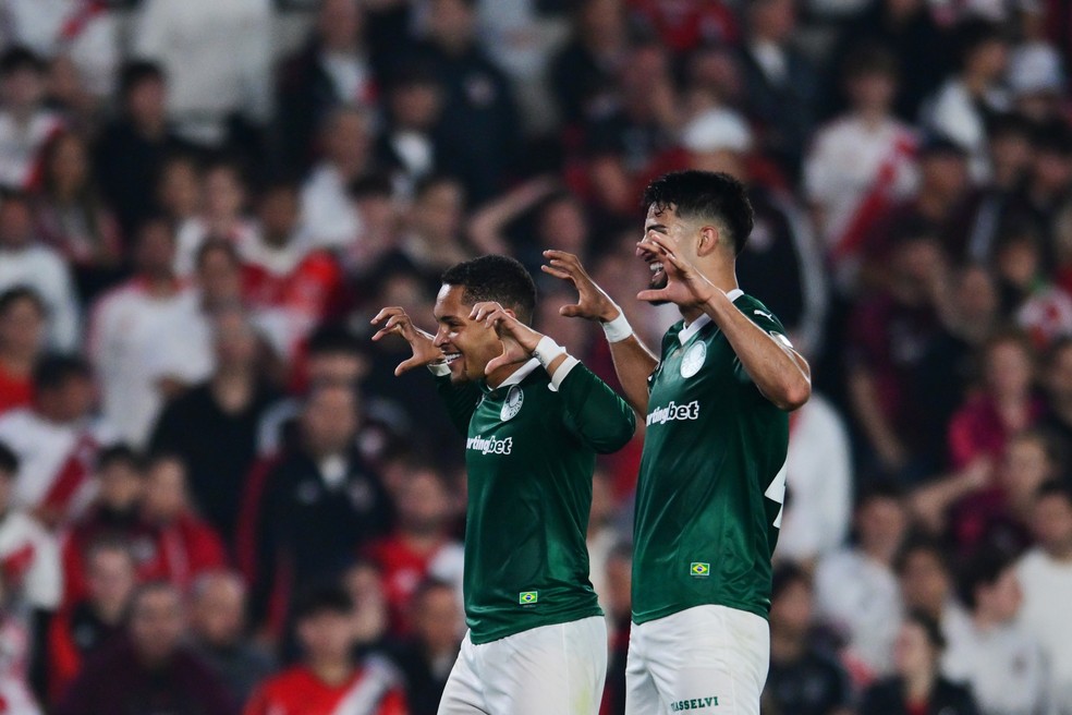 Flaco Lpez e Vitor Roque comemoram gol do Palmeiras contra o River Plate  Foto: Marcelo Endelli/Getty Images