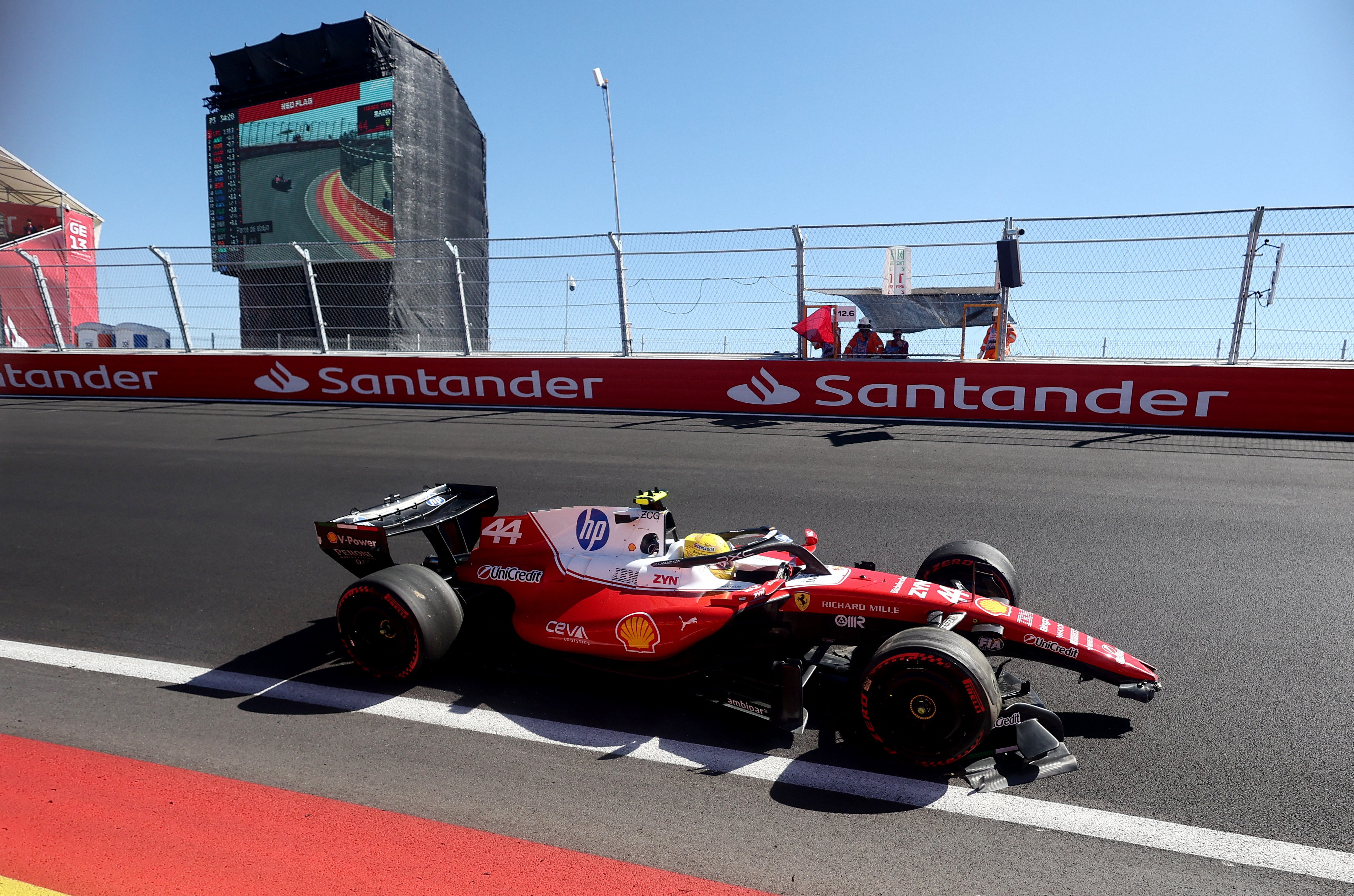 Lewis Hamilton durante os treinos do GP da Espanha em Madri, envolvendo acidentes leves na curva 22