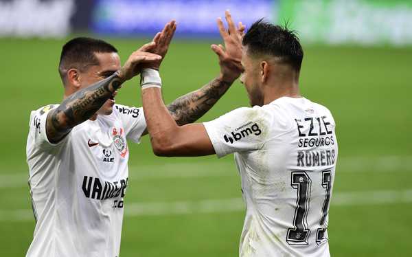 Dois capitães conduzem liderança no renovado Corinthians: Fagner e Romero em destaque.
