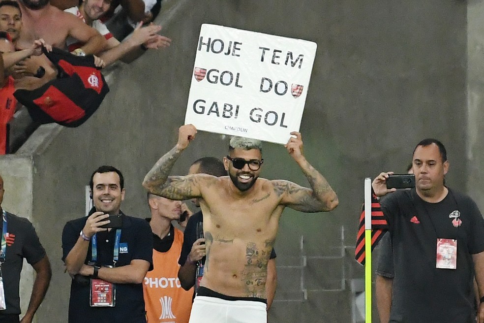Gabigol com a plaquinha Hoje tem gol do Gabigol — Foto: André Durão