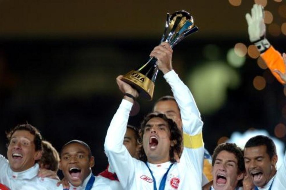 Fernandão ergue o troféu mundial - Biografia de Fernandão