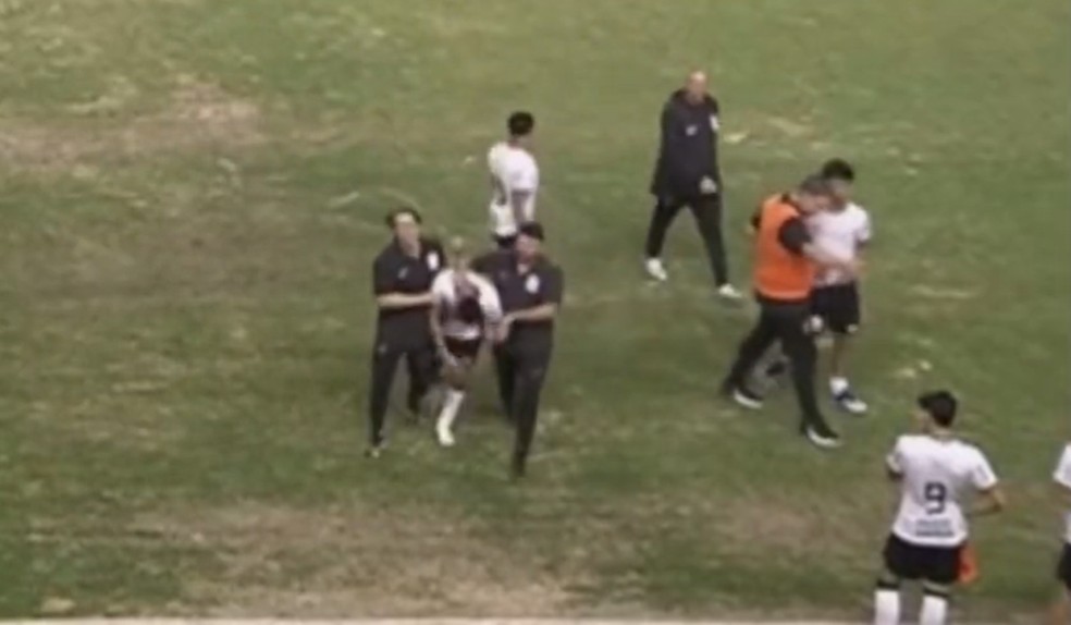 Dieguinho, do Corinthians, desmaiou no gramado durante jogo do sub-17 — Foto: Reprodução/YouTube