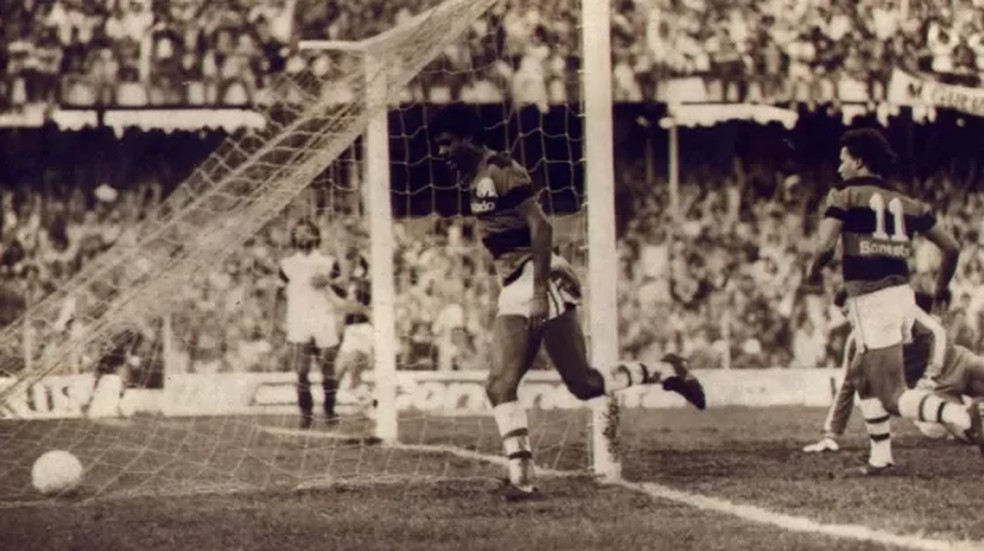 Washington comemora gol em Athletico x Flamengo, no Campeonato Brasileiro de 1983 — Foto: Divulgação/Athletico