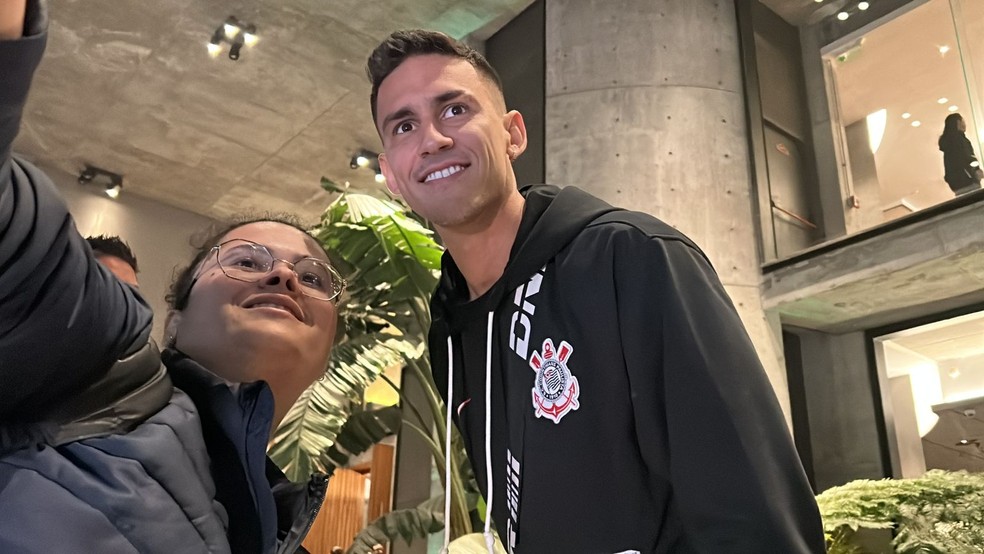 Rojas tira foto com torcedora na chegada do Corinthians à Argentina — Foto: Marcelo Braga