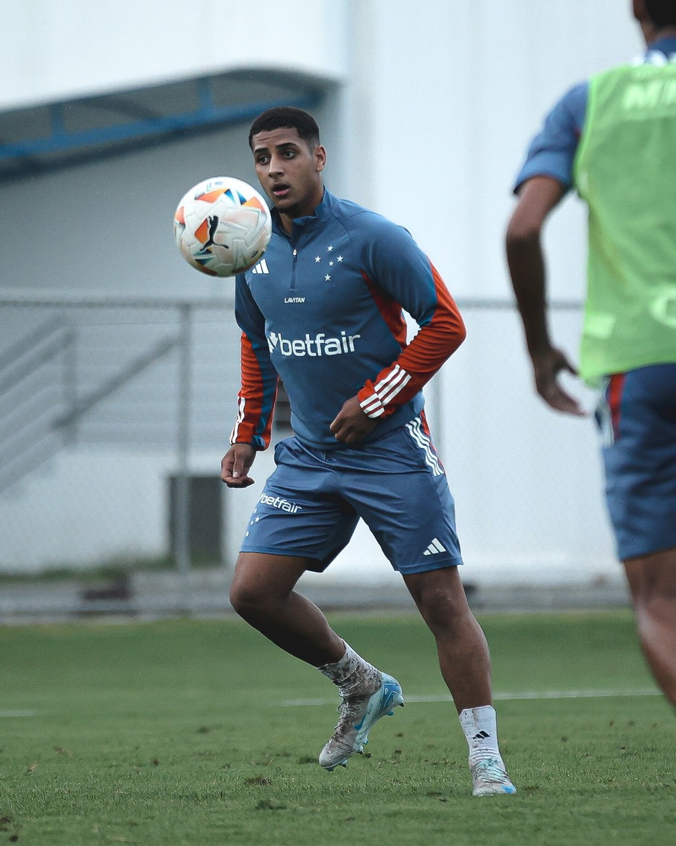 Fernando em treino do Cruzeiro na Toca da Raposa — Foto: Gustavo Aleixo/Cruzeiro