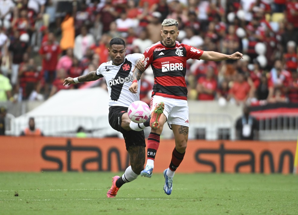 Zé Gabriel em ação no clássico contra o Flamengo — Foto: André Durão