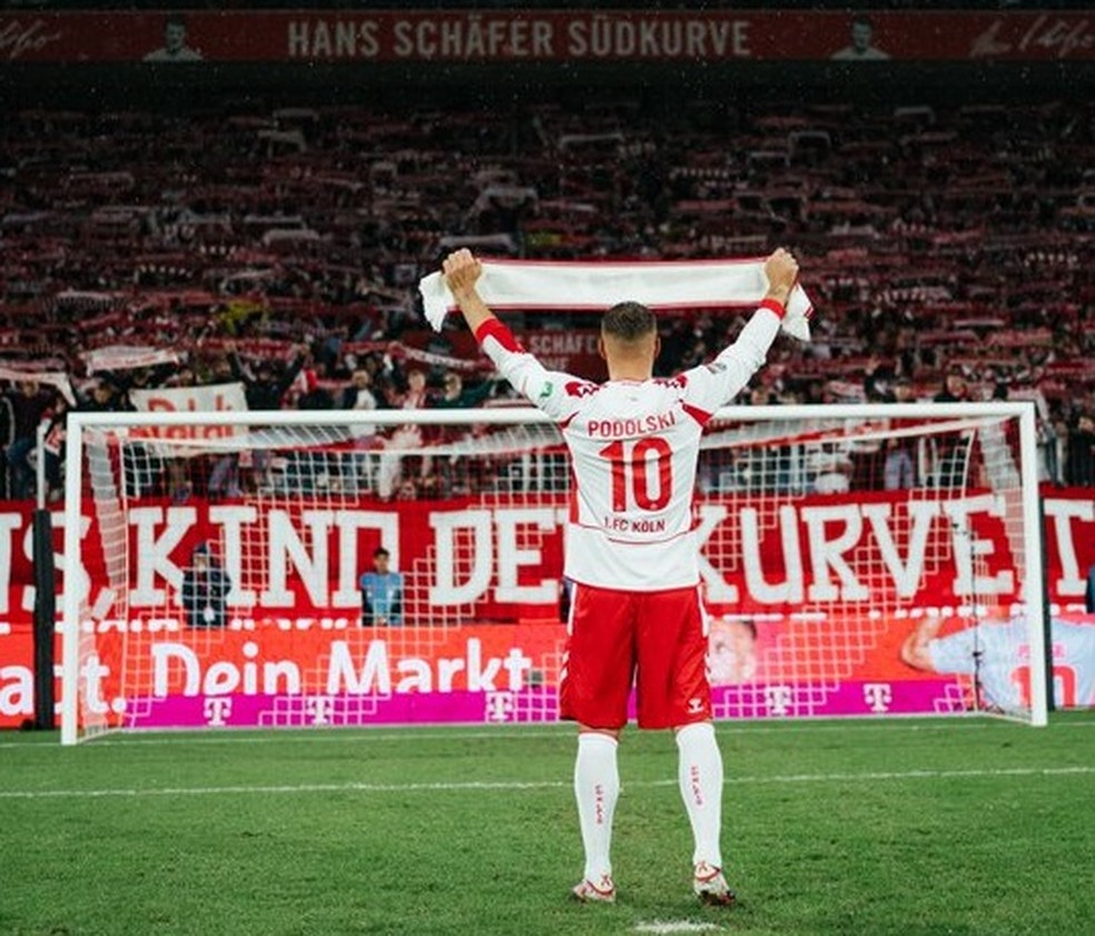 Lukas Podolski se despede da torcida do Colônia — Foto: Divulgação/Colônia