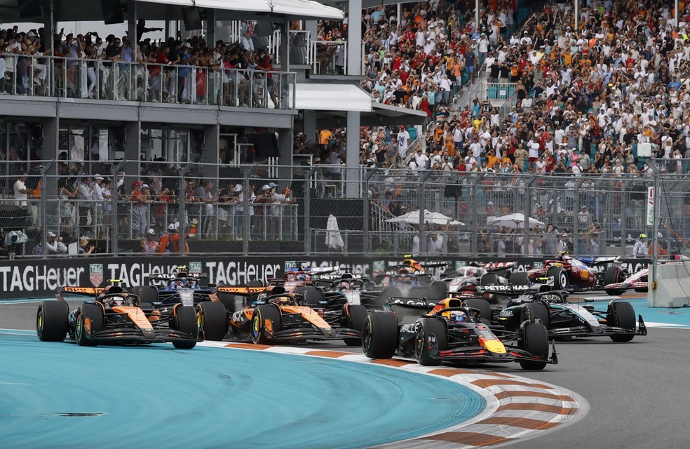 Max Verstappen lidera no início do GP de Miami de Fórmula 1 — Foto: REUTERS/Marco Bello