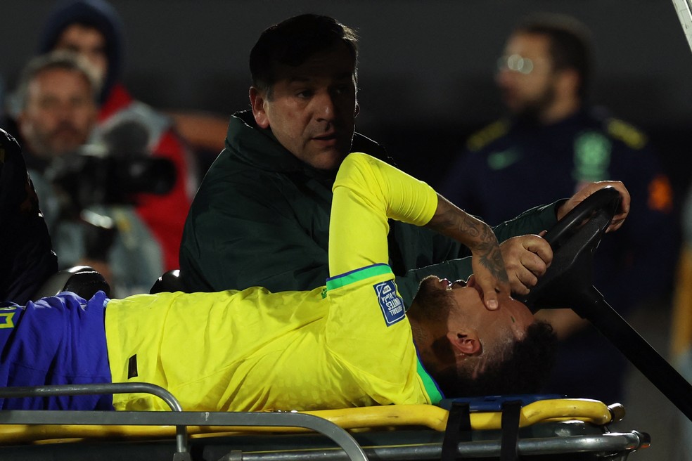 Neymar chora após sentir lesão em Uruguai x Brasil — Foto: Pablo Porciuncula/AFP