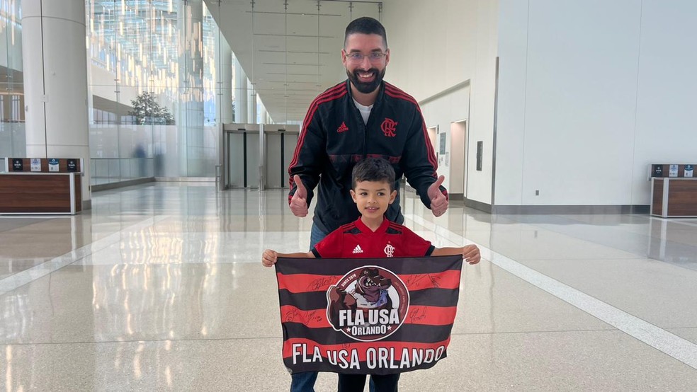Torcedor do Flamengo recebe delegação em Orlando — Foto: Letícia Marques