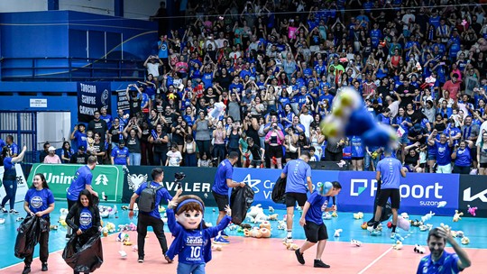 Torcida do Campinas faz "chuvabetesporte brazilpelúcias" na quadrabetesporte brazilaçãobetesporte brazilsolidariedade; veja vídeo e fotos