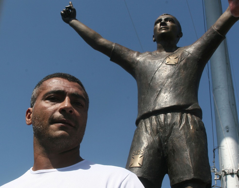 Rom&aacute;rio e sua est&aacute;tua, que fica atr&aacute;s de um dos gols de S&atilde;o Janu&aacute;rio &mdash; Foto: Ag&ecirc;ncia Lance