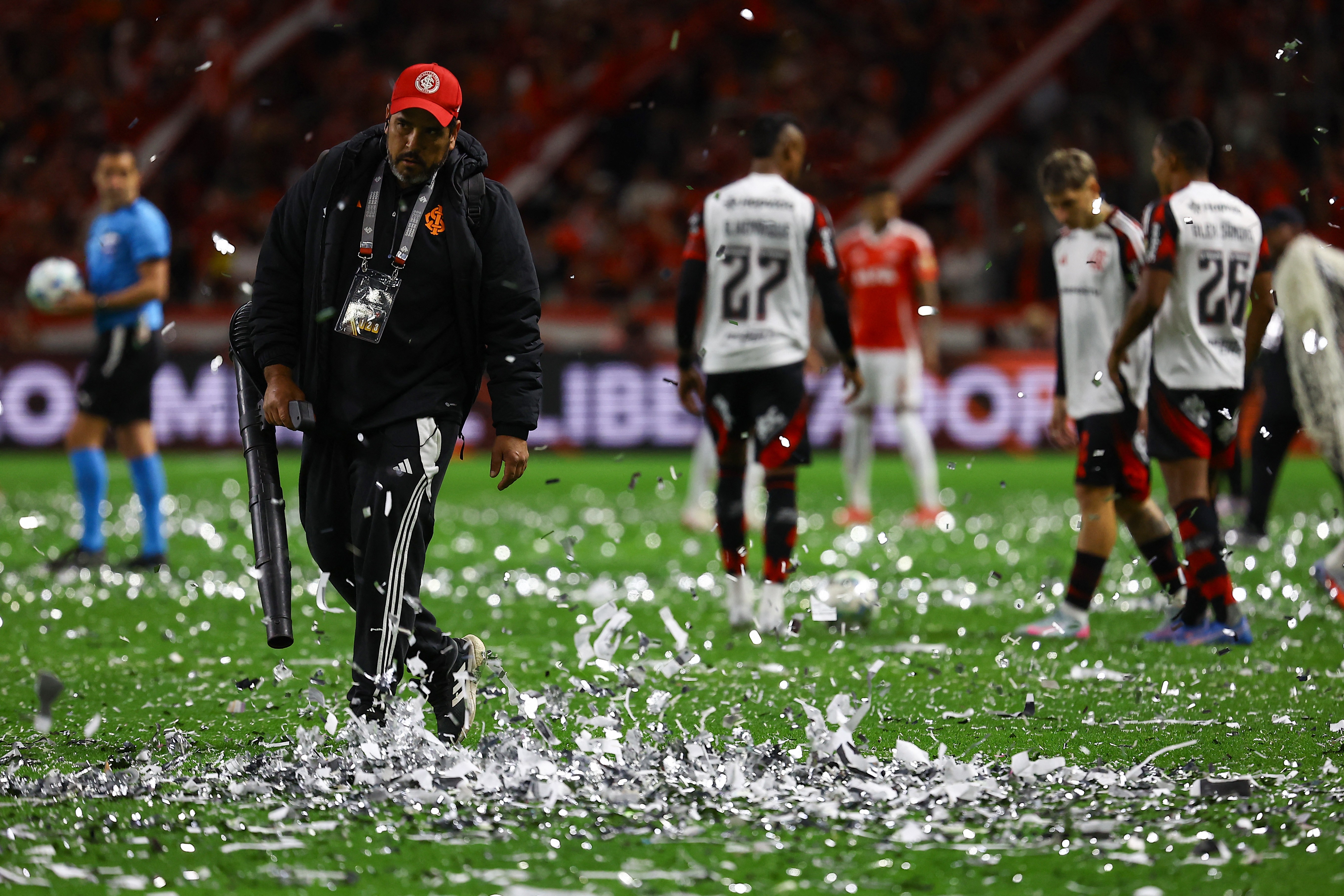 Inter abre investigação sobre chuva de papéis picados