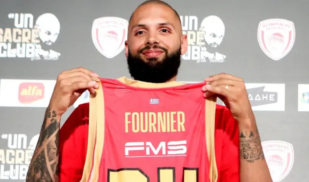 Evan Fournier em sua apresentação no Olympiacos, da Grécia — Foto: Divulgação/Olympiacos