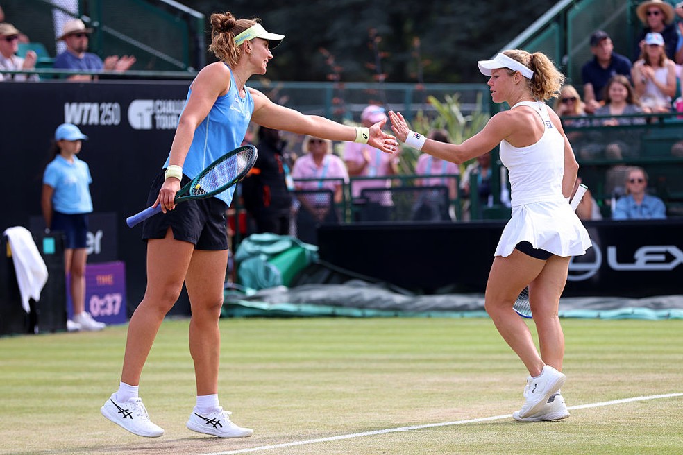 Bia Haddad e Laura Siegemund em ação em Nottingham — Foto: Getty Images