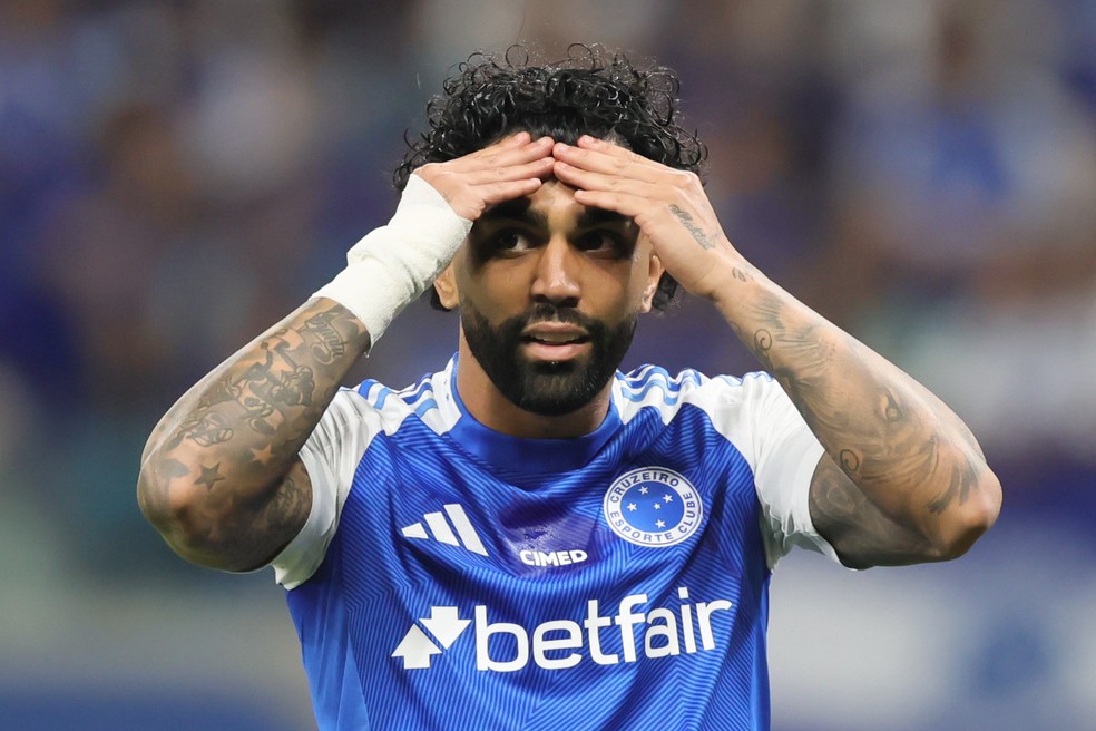 Gabigol se lamenta chance perdida pelo Cruzeiro diante do Santos, no Mineirão — Foto: Gilson Lobo/AGIF