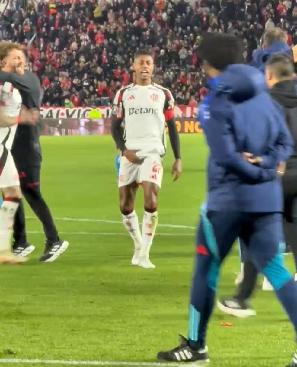 Bruno Henrique fez gesto obsceno para torcida argentina no Estudiantes x Flamengo 