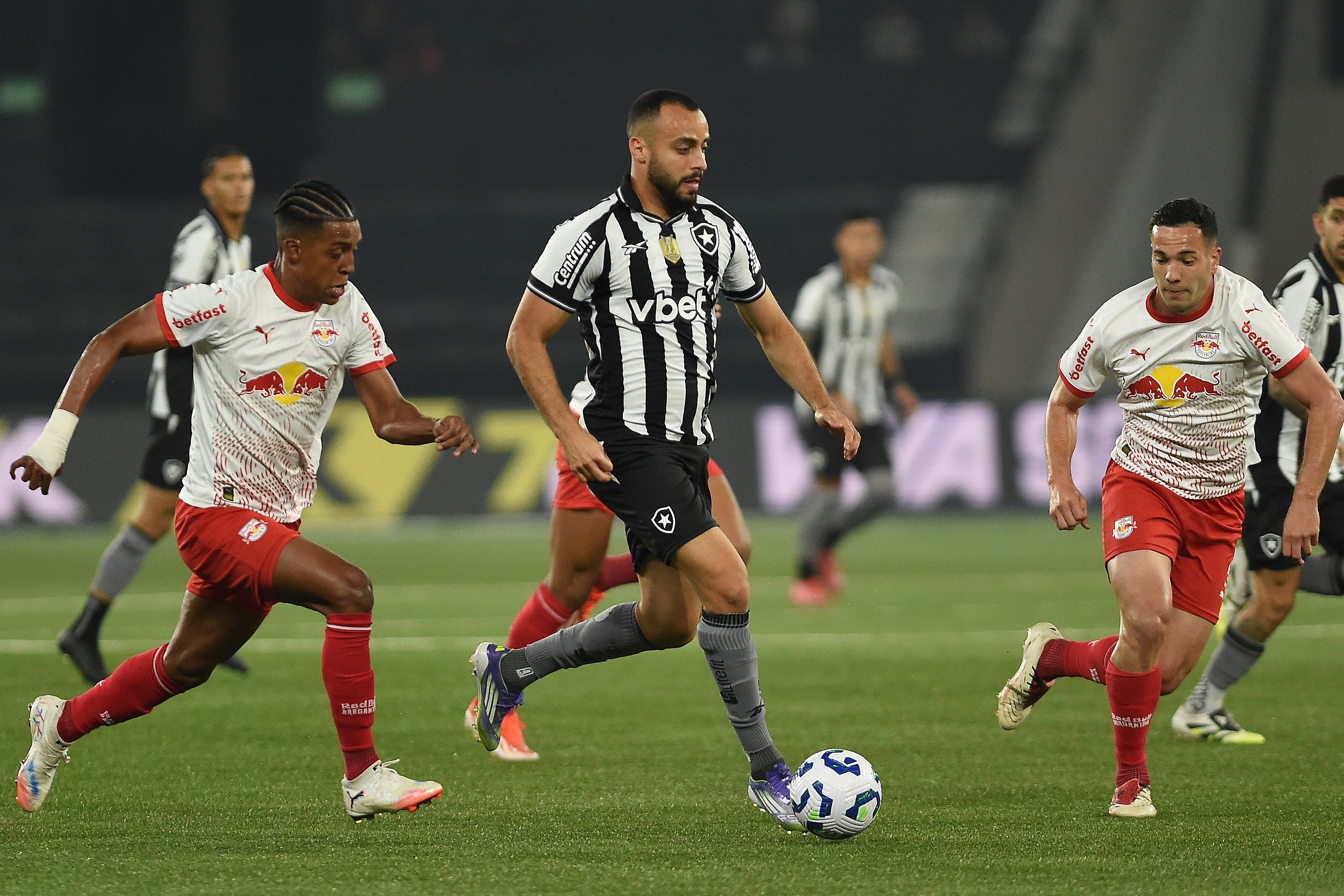 Arthur Cabral tem mais da metade de minutos em cinco meses de Botafogo do que em toda passagem no Benfica | Ge