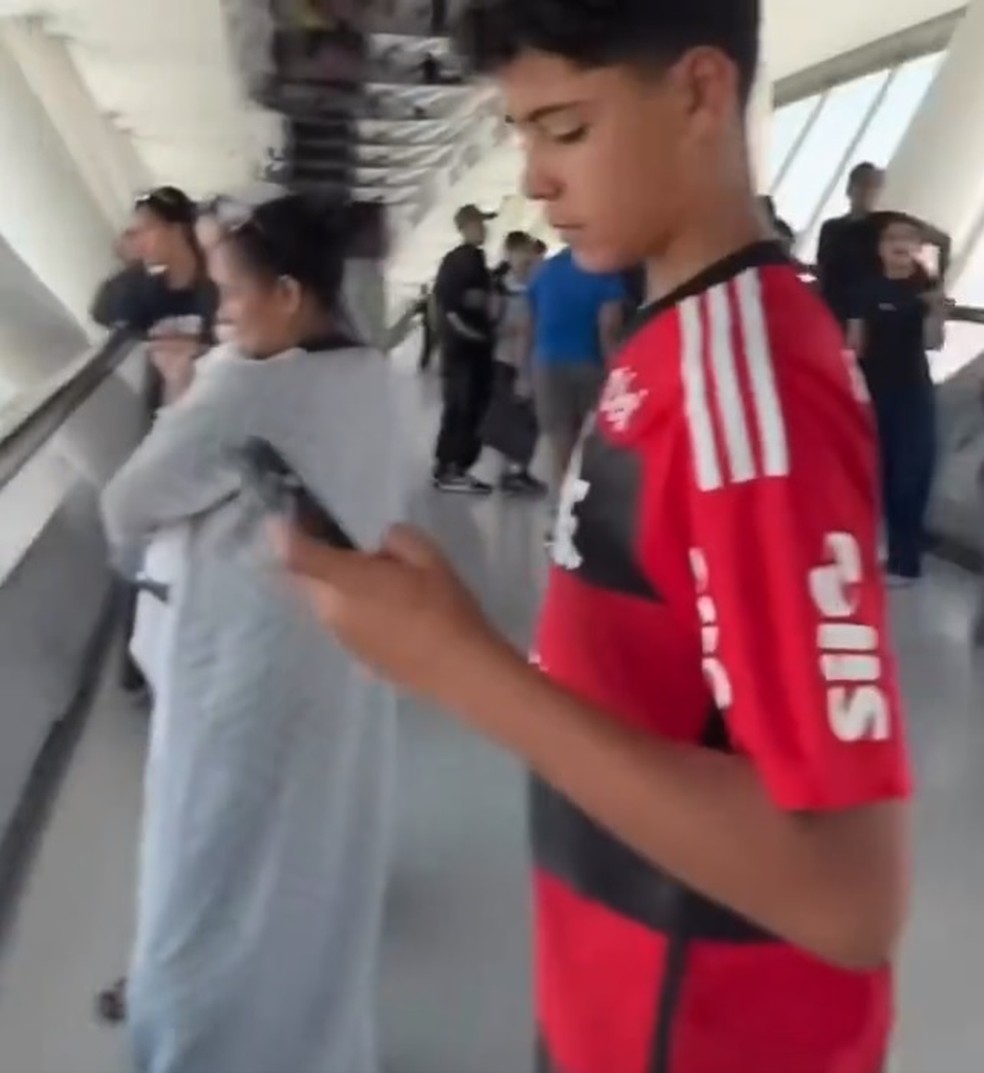 Cristiano Junior, filho de Cristiano Ronaldo, é filmado usando a camisa do Flamengo na Arábia Saudita — Foto: Reprodução / Twitter