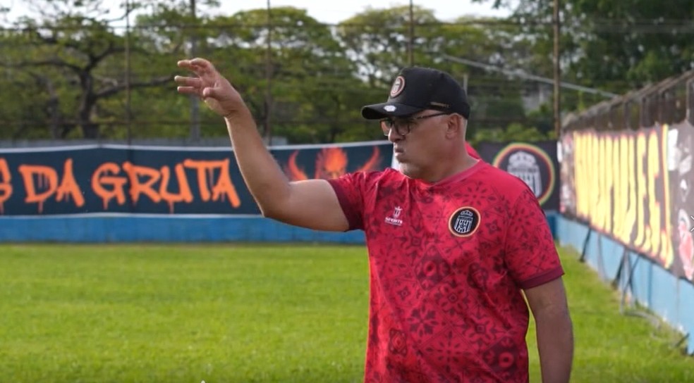 André - treinador de 14 times da várzea — Foto: Foto: EPTV